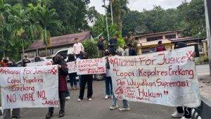 Emak-emak-demo-di-Mako-Polres-Enrekang-Kamis-23120251222.jpg