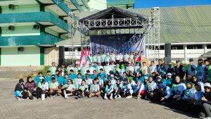 FUN-RUN-UMI-2025-Foto-bersama-civitas-akademika-UMI-di-halaman.jpg