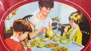 Gambar-di-kaleng-biskuit-Khong-Guan-hanya-menampilkan-gambar-seorang-ibu-dan-dua-anaknya.jpg