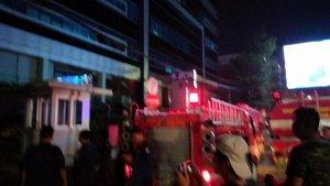 Gardu-listrik-di-kantor-bank-swasta-Jl-Boulevard-terbakar-Selasa-28112023-malam.jpg