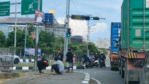 Gepeng-di-lampu-merah-bandara-Sultan-Hasanuddin-Maros.jpg