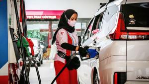 HARGA-BBM-Petugas-SPBU-sedang-melayani.jpg
