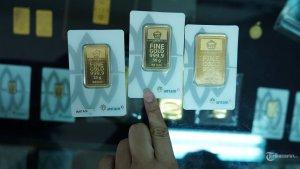 HARGA-EMAS-Karyawan-menunjukkan-emas-batangan.jpg