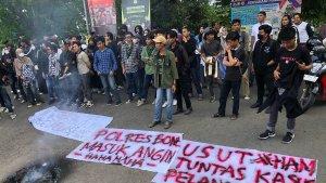 HMI-BONE-Mahasiswa-geruduk-Mapolres-Bone-jalan-Yos-Sudarso.jpg
