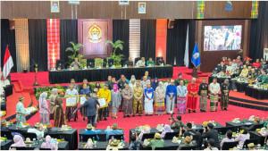 HUT-SULSEL-Penyerahan-pengahrgaan-mAKASSAR.jpg