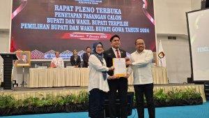 Husniah-Talenrang-Darmawangsyah-Muin-sebagai-bupati-dan-wakil-bupati-Gowa-terpilih-iiuu.jpg
