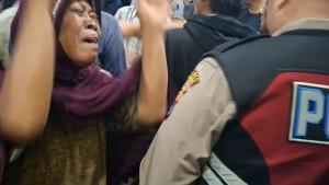 IBU-HISTERIS-Suni-ibu-tersangka-histeris-saat-menjemput-jasad-putranya.jpg
