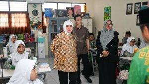 INDIRA-ILHAM-Indira-Yusuf-Ismail-mengunjungi-Madrasah-Arifah-di-Kabupaten-Gowa.jpg