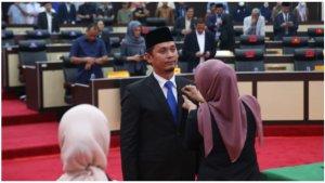 Ian-Kurniawan-Latanro-saat-penyematan-lencana-anggota-DPRD-Sulsel.jpg