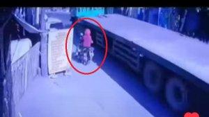 Identitas-Pengendara-Motor-Terlindas-Truk-Kontainer-di-Makassar-Meninggal-saat-Tiba-di-Rumah-Sakit.jpg