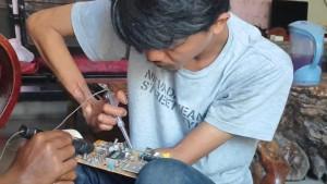 Ilham-Fauzi-seorang-difabel-Bulukumba-sedang-lakoni-aktifitasnya.jpg