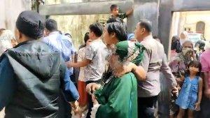 Istri-terduga-pelaku-rudapaksa-bocah-SD-dievakuasi-polisi-di-parepare.jpg