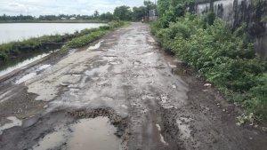 JALAN-RUSAK-Jalan-penghubung-utama-Desa-Laguruda-Desa-Ujung-Baji.jpg