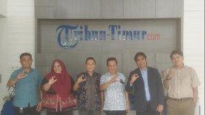 Jajaran-Komisi-Informasi-KI-Sulsel-foto-bersama-disela-kunjungannya-ke-Kantor-Tribun.jpg