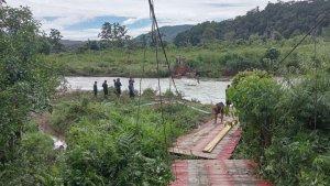 Jembatan-penghubung-antar-Desa-Tedeboe-Desa-Rampi-Luwu-Utara.jpg