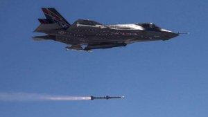 Jet-tempur-buatan-AS-F-35-menembakkan-rudal-AMRAAM.jpg