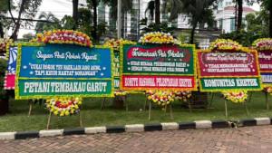 KARANGAN-BUNGA-Sejumlah-karangan-bunga-di-Kantor.jpg