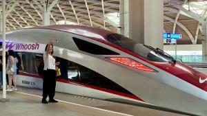 KERETA-CEPAT-Seorang-wanita-berfoto-di-moncong-whooshhh.jpg