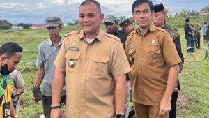 Kadis-Pertanian-Sinjai-Kamaruddin-saat-mendampingi-Pj-Bupati-Sinjai-kunjungan-lapangan.jpg