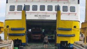 Kapal-feri-diparkir-di-Pelabuhan-Bira-saat-cuaca-buruk-Bulukumba.jpg