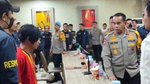 Kapolda-Sulsel-Irjen-Pol-Andi-Rian-R-Djajadi-saat-menginterogasi-pelaku-Andi-Rumbayan-hh.jpg