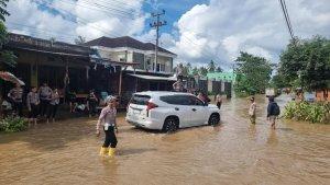 Kasat-Lantas-Polres-Soppeng-AKP-Abdul-Malik-mengatur-lalu-lintas-di-Jl-Poros-Soppeng-Wajo-Marossa.jpg