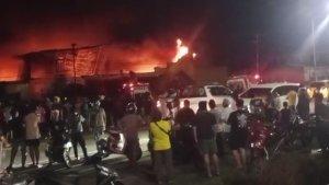 Kebakaran-bengkel-mobil-di-depan-RS-Hikmah-Masamba-Luwu-Utara-Minggu-2142024-malam.jpg