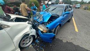 Kecelakaan-Xenia-dengan-Suzuki-Baleno-di-Jl-Poros-Sinjai-Bulukumba-c.jpg