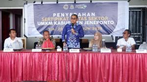 Kegiatan-penyerahan-sertipikat-untuk-lintas-sektor-UMKM.jpg