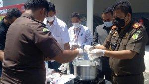 Kejari-Luwu-memusnahkan-sejumlah-barang-bukti-kasus-narkotika-dan-kriminalitas.jpg