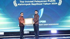 Kepala-BPOM-Taruna-Ikrar-menerima-penghargaan-dari-Menpan-RB-Abdullah-Azwar-Anas.jpg