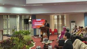 Kepala-Bapenda-Makassar-Dr-Firman-Pagarra-saat-ujian-promosi-doktor.jpg
