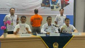 Kepala-Kantor-Imigrasi-Kelas-1-TPI-Makassar-Agus-Winarto-saat-merilis-penangkapan-WNA.jpg