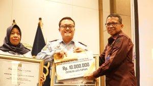 Kepala-Rumah-Tahanan-Negara-Kelas-IIB-Pinrang-Wahyu-Trah-Utomo-menerima-penghargaan.jpg