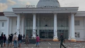 Kericuhan-di-gedung-DPRD-Palopo-pada-Senin-192025-menimbulkan-kerugian-besar.jpg