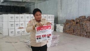 Ketua-KPU-Gowa-Fitra-Syahdanul-memperlihatkan-surat-suara-rusak.jpg