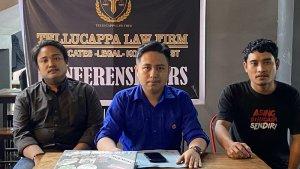 Ketua-Lembaga-Advokat-Tellucappa-Law-Firm-Sulharmin-tengah-saat-menggelar-Jumpa-Pers.jpg