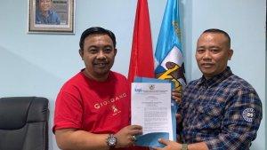 Ketua-Umum-KNPI-Haris-Pertama-serahkan-SK-Pelaksana-tugas-Plt-DPD-KNPI-sulsel.jpg