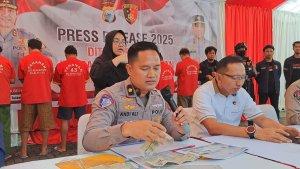 Kompol-Andi-Ali-Surya-saat-memaparkan-STNK-palsu-667.jpg