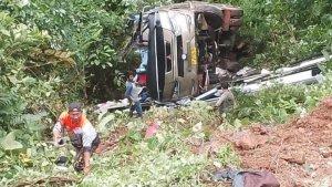 Kondisi-bus-rute-Toraja-Kendari-yang-terjun-ke-jurang-di-Kelurahan-Battang1222.jpg