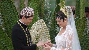 Luna-Maya-dan-Maxime-Bouttier-saling-menyematkan-cincin-kawin.jpg