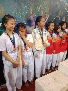 Mahasiswa-UMI-dan-guru-bersama-siswa-SDN-132-Bulujampi-1212121212121221111.jpg