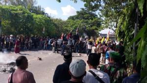 Mahasiswa-pendemo-mengepung-kantor-DPRD-Jl-Sultan-Hasanuddin-2025.jpg