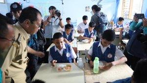 Makan-Bergizi-Gratis-MBG-di-SMP-1-Makassar-Kecamatan-Mamajang.jpg