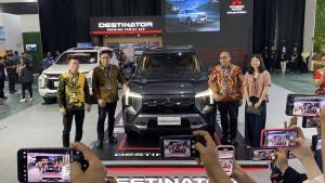 Manajemen-Bosowa-Berlian-Motor-berfoto-bersama-usai-konferensi-pers.jpg