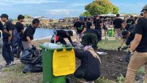 Manajemen-dan-karyawan-PLN-UID-Sulselrabar-bersih-bersih-di-Pantai-Barombong.jpg