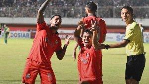 Matheus-Pato-dan-Stefano-Lilipaly-merayakan-gol-ke-gawang-PSS.jpg