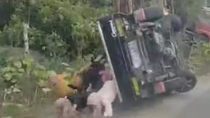 Mobil-pick-up-pengangkut-emak-emak-di-Jl-Poros-Malakaji.jpg