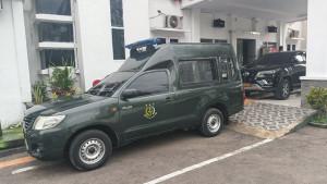 Mobil-tahanan-terparkir-di-depan-pintu-masuk-kantor-Kejaksaan-Negeri-Takalar.jpg