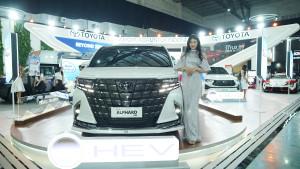 Model-sedang-berfoto-di-samping-Toyota-Hybrid-di-pameran-GIIAS-Makassar.jpg